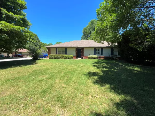 739 East Powell Street, Springfield, MO 65807