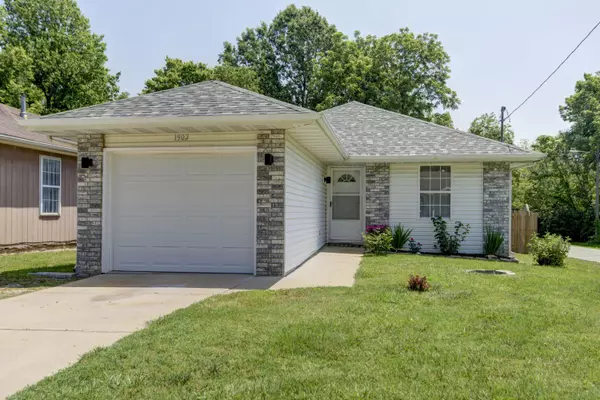 1902 North Golden Avenue, Springfield, MO 65802