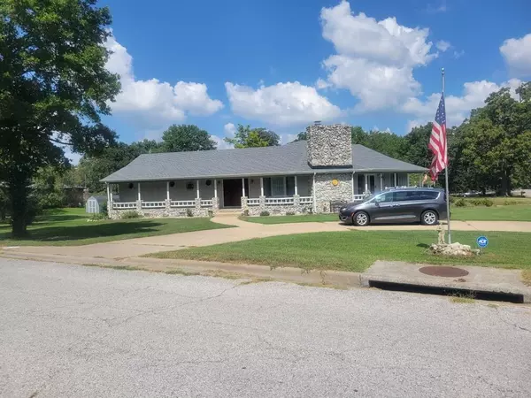 903 North Park Avenue, Bolivar, MO 65613