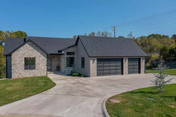 341 West Monarcwood Drive, Nixa, MO 65714