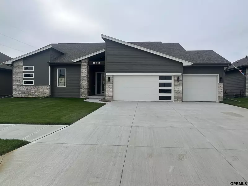 18711 Spaulding Street, Elkhorn, NE 68022