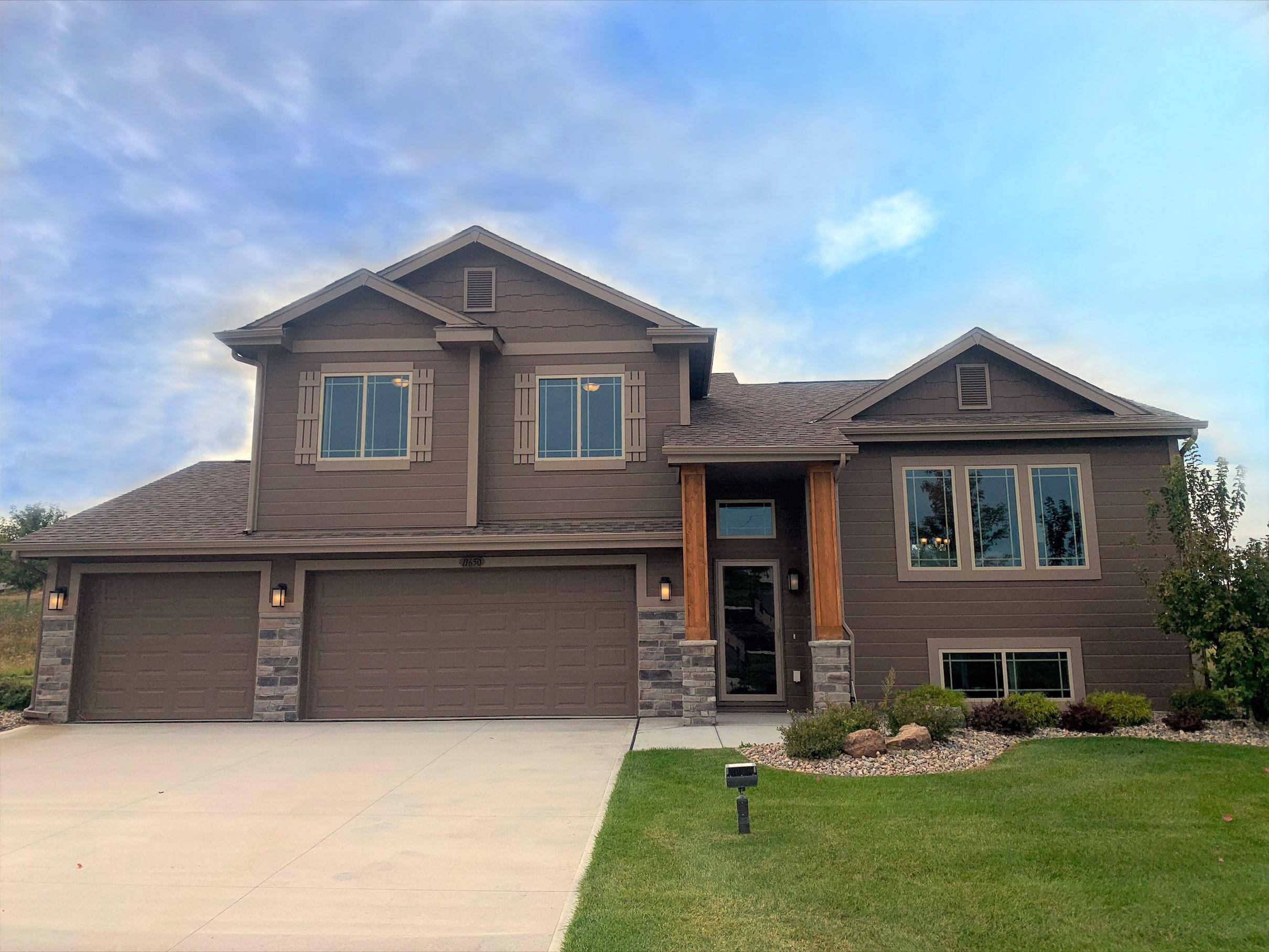 17513 Palisades Drive, Omaha, NE 68136