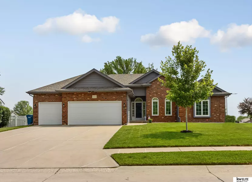 1113 Macarthur Drive, Papillion, NE 68046