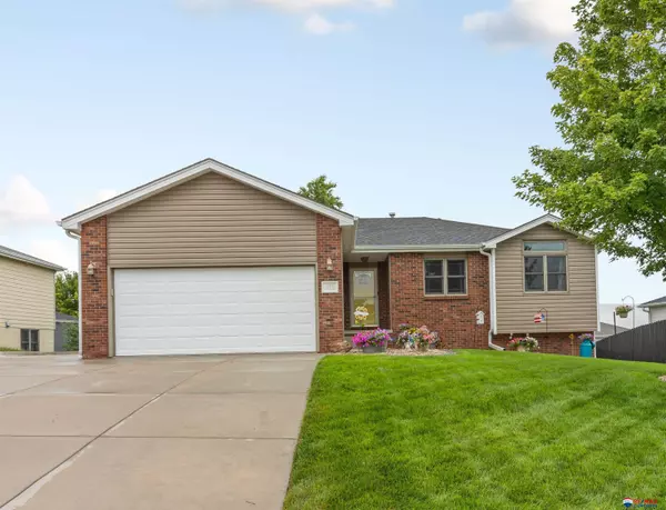 225 Orchard Place, Hickman, NE 68372