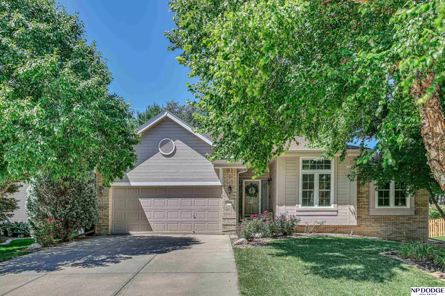 308 Castle Pine Drive, Papillion, NE 68133