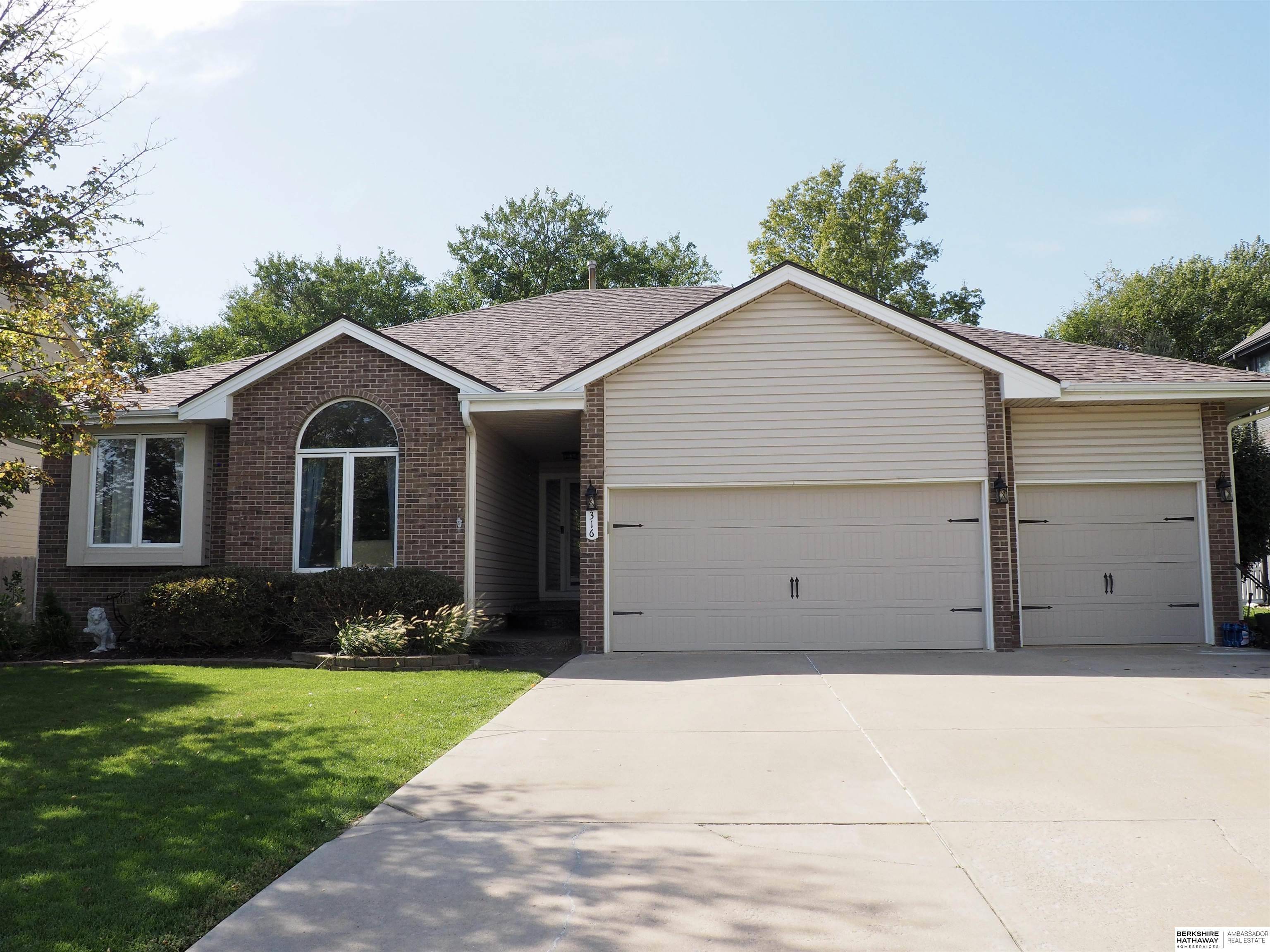 316 Castle Pine Drive, Papillion, NE 68133