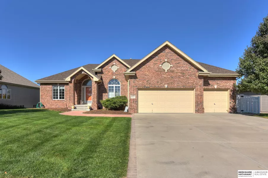 6810 Greyson Drive, Papillion, NE 68133