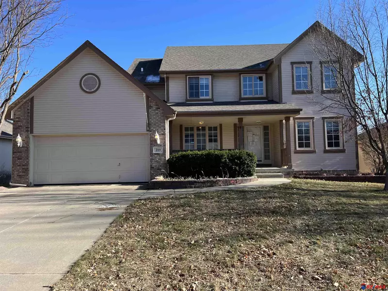 219 Castle Pine Drive, Papillion, NE 68133-3375