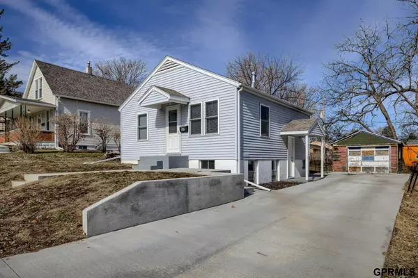 3716 R Street, Omaha, NE 68107