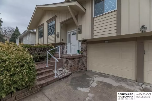 9912 O Circle, Omaha, NE 68127