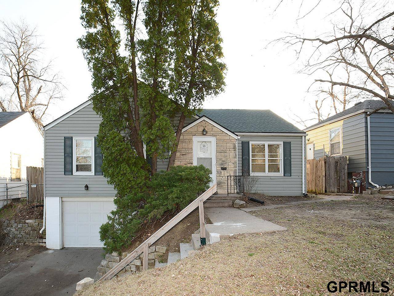 7261 North Ridge Drive, Omaha, NE 68112