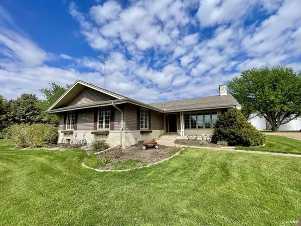 808 S L Road, Giltner, NE 68841