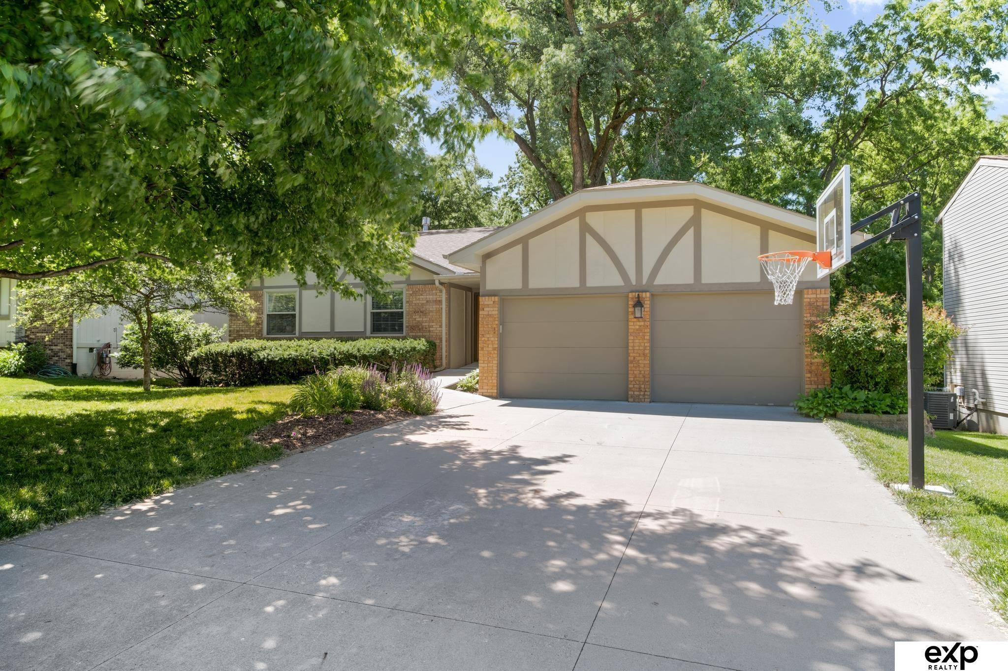 15733 Capitol Avenue, Omaha, NE 68118
