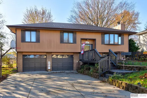 208 Sherwood Drive, Treynor, IA 51575