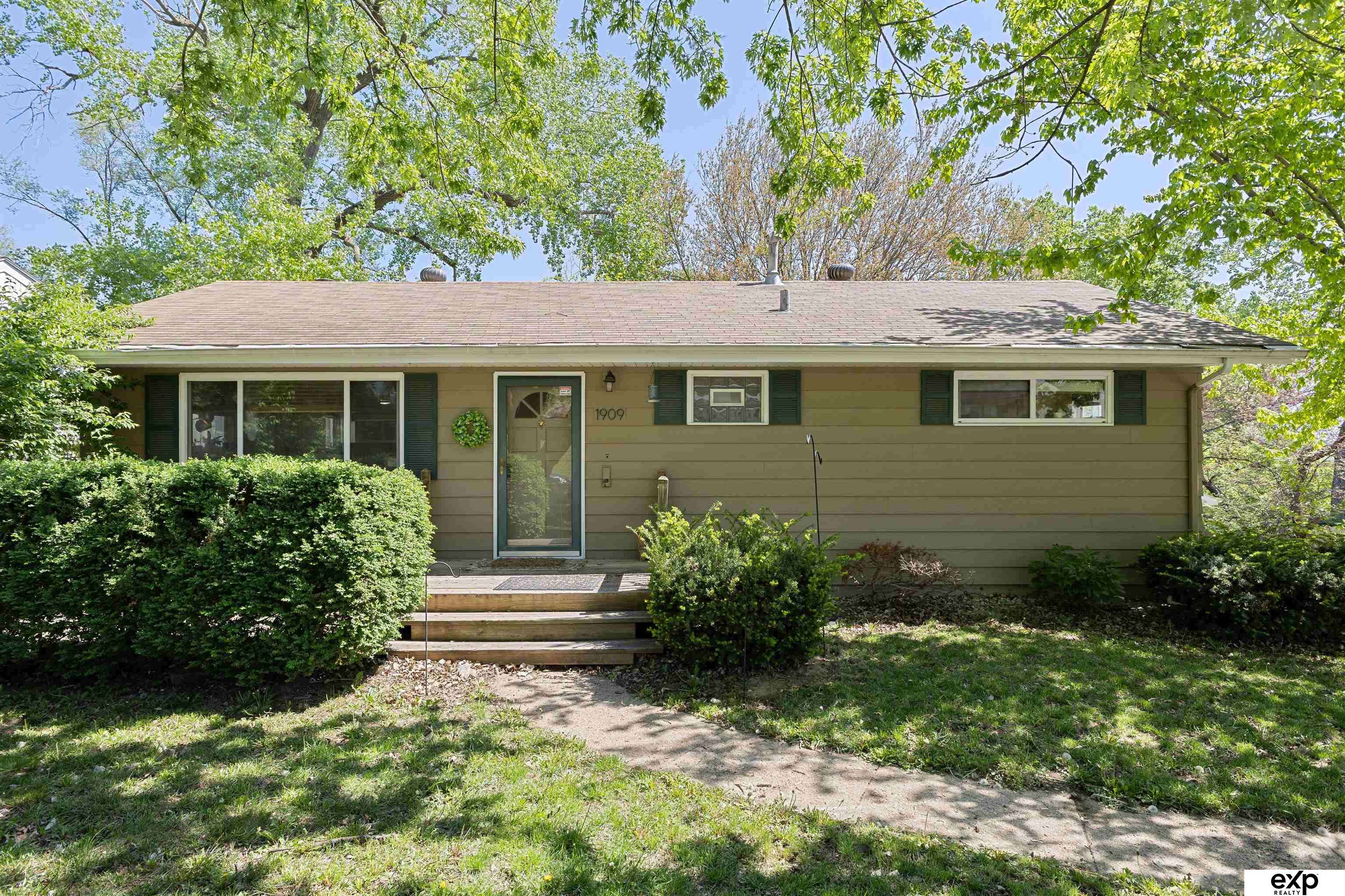 1909 Collins Drive, Bellevue, NE 68005
