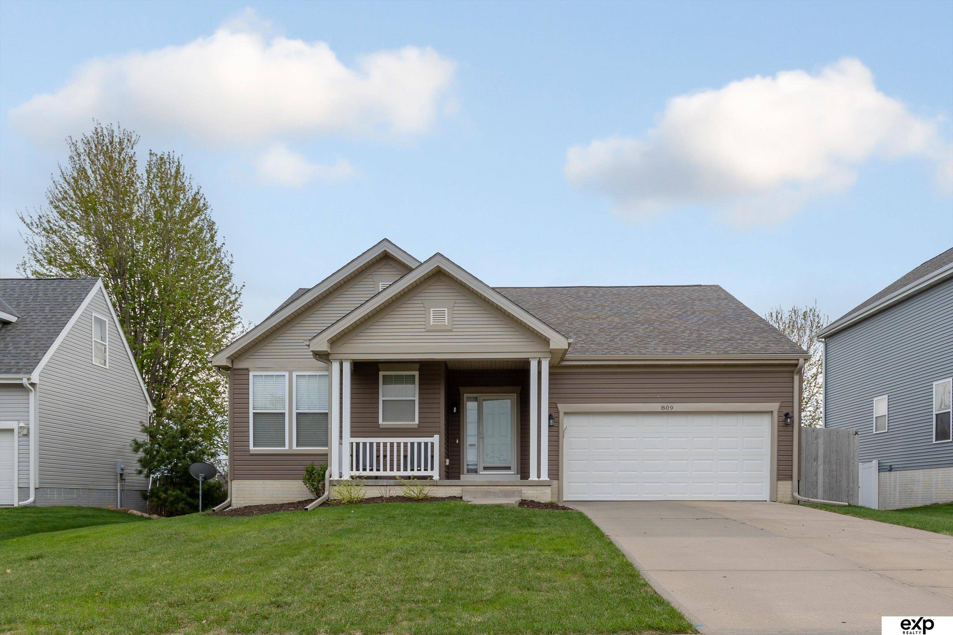 809 Stony Point Drive, Papillion, NE 68046