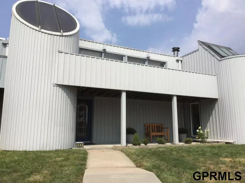 663 W Lakeshore Drive, Lincoln, NE 68528