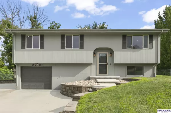 21108 Old Coach Road, Omaha, NE 68022