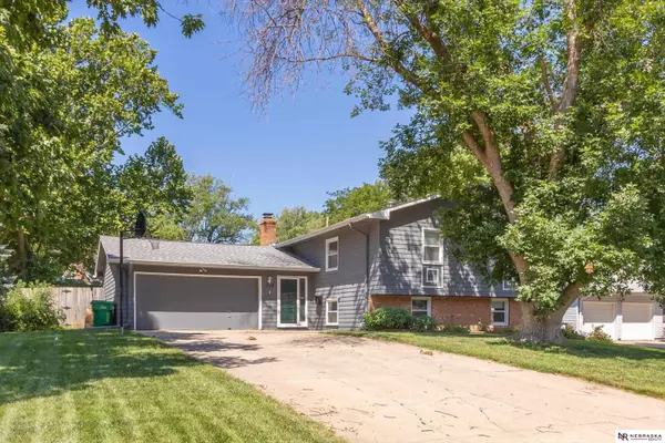 1118 S Grandview Avenue, Papillion, NE 68046