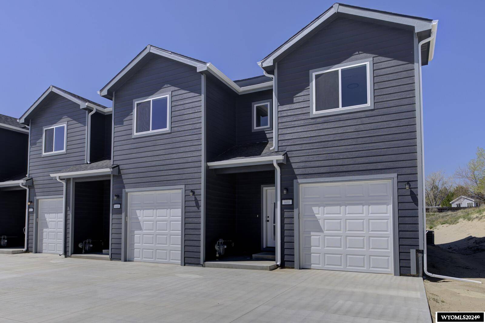 608 Badger Lane Pontiac, Mills, WY 82644