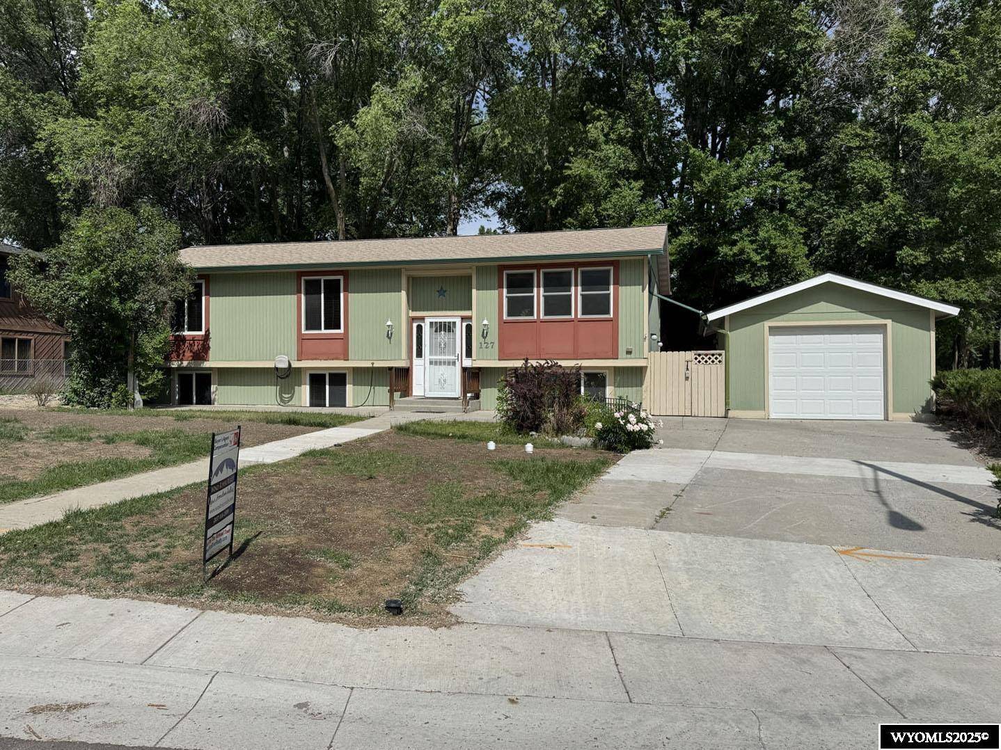 127 Davis Lane W main Street, Riverton, WY 82501