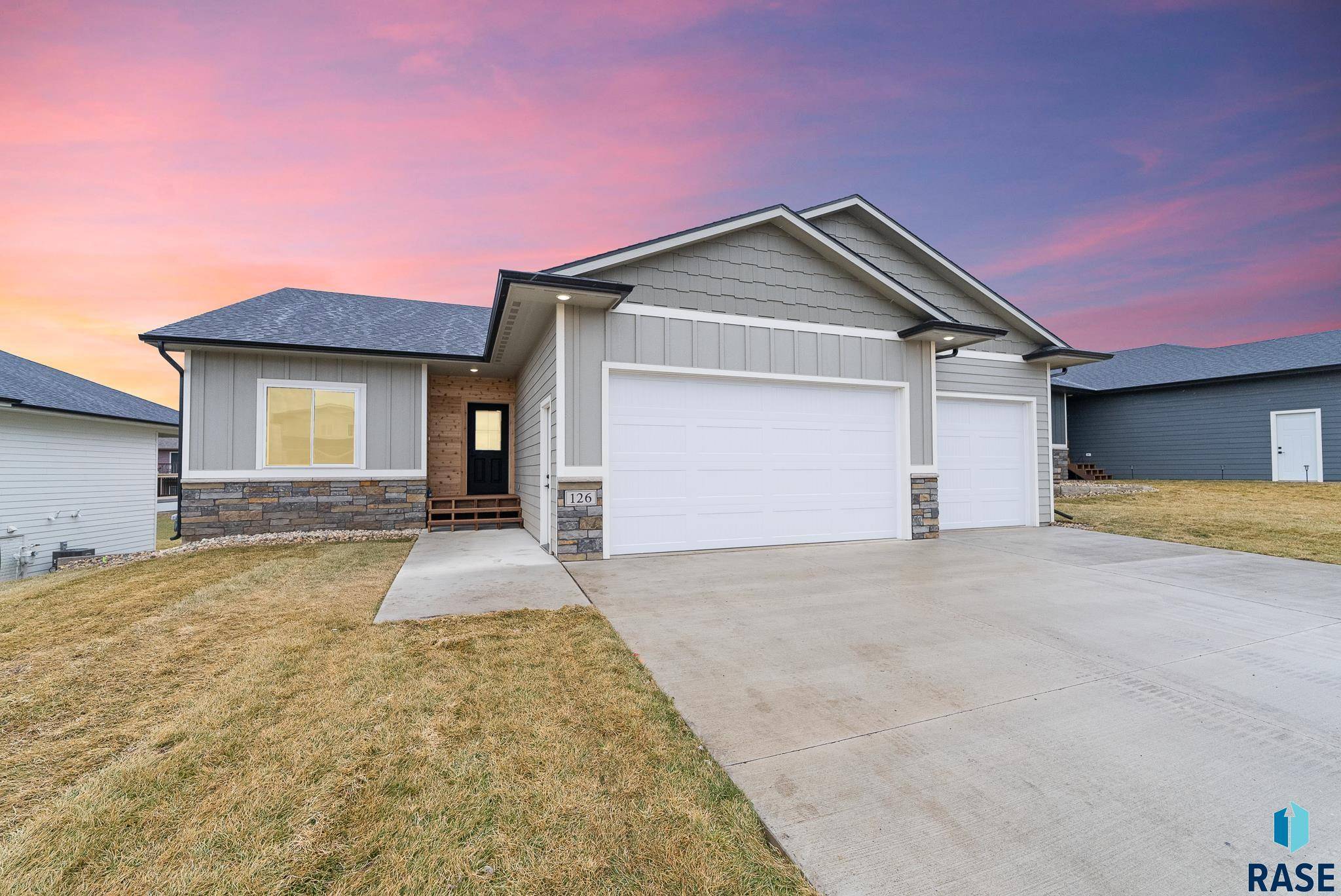 126 Skyline Dr, Valley Springs, SD 57068