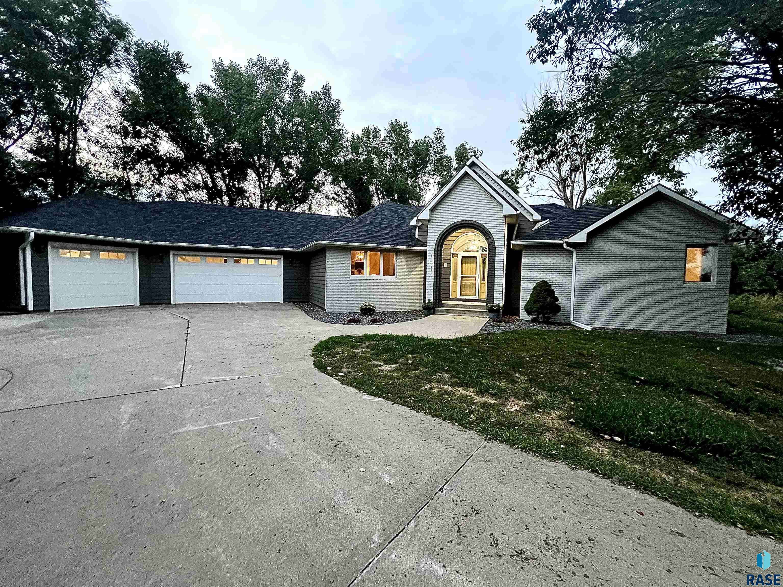 1017 Deerfield Rd, Vermillion, SD 57069
