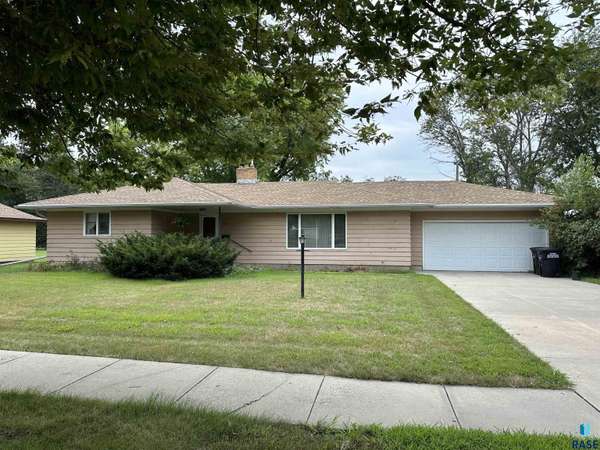 405 S Pine St, Menno, SD 57045