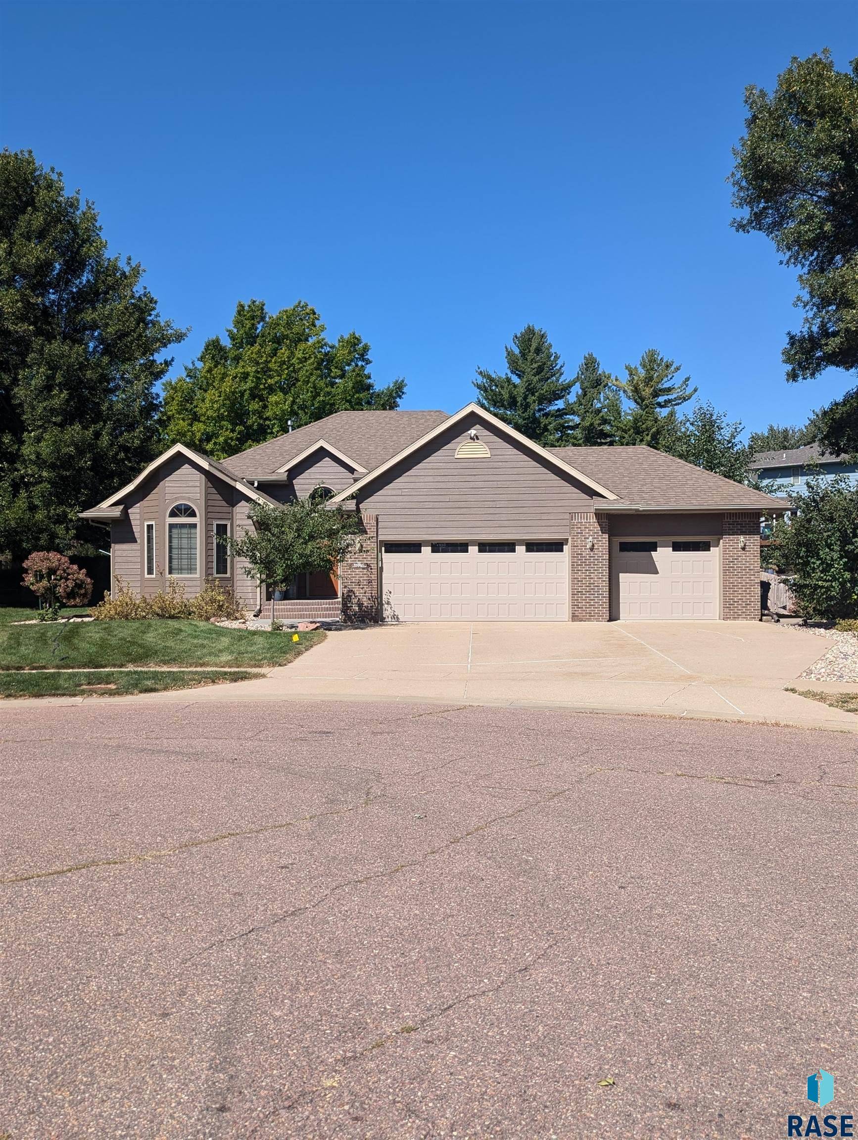 3500 E Apple Blossom Cir, Sioux Falls, SD 57103