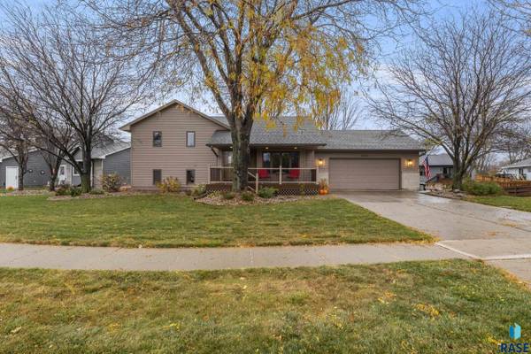 2020 S Thatcher Cir, Sioux Falls, SD 57106