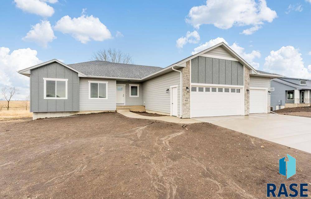 905 N McCormick St, Lennox, SD 57039