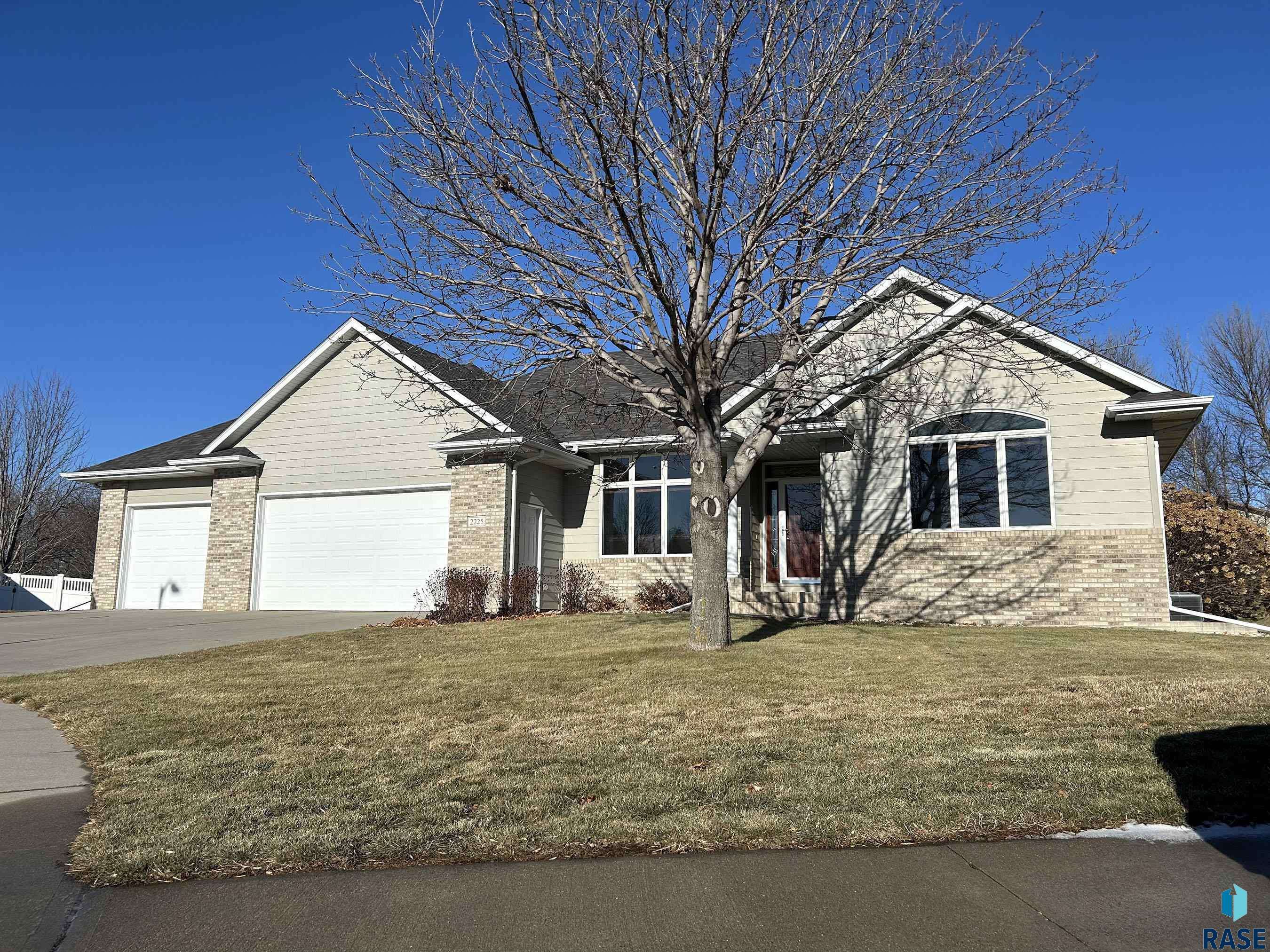 2225 E Byrum Cir, Brandon, SD 57005
