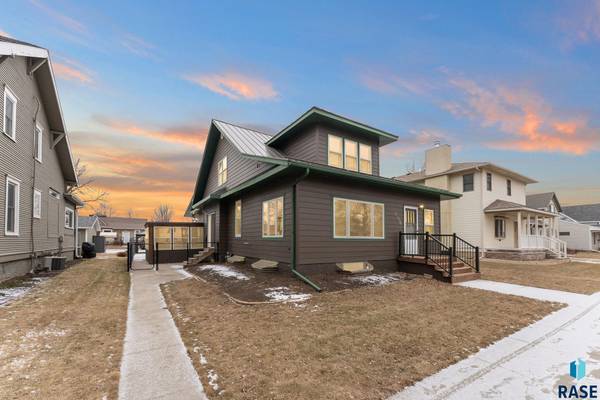 209 S 3rd St, Beresford, SD 57004