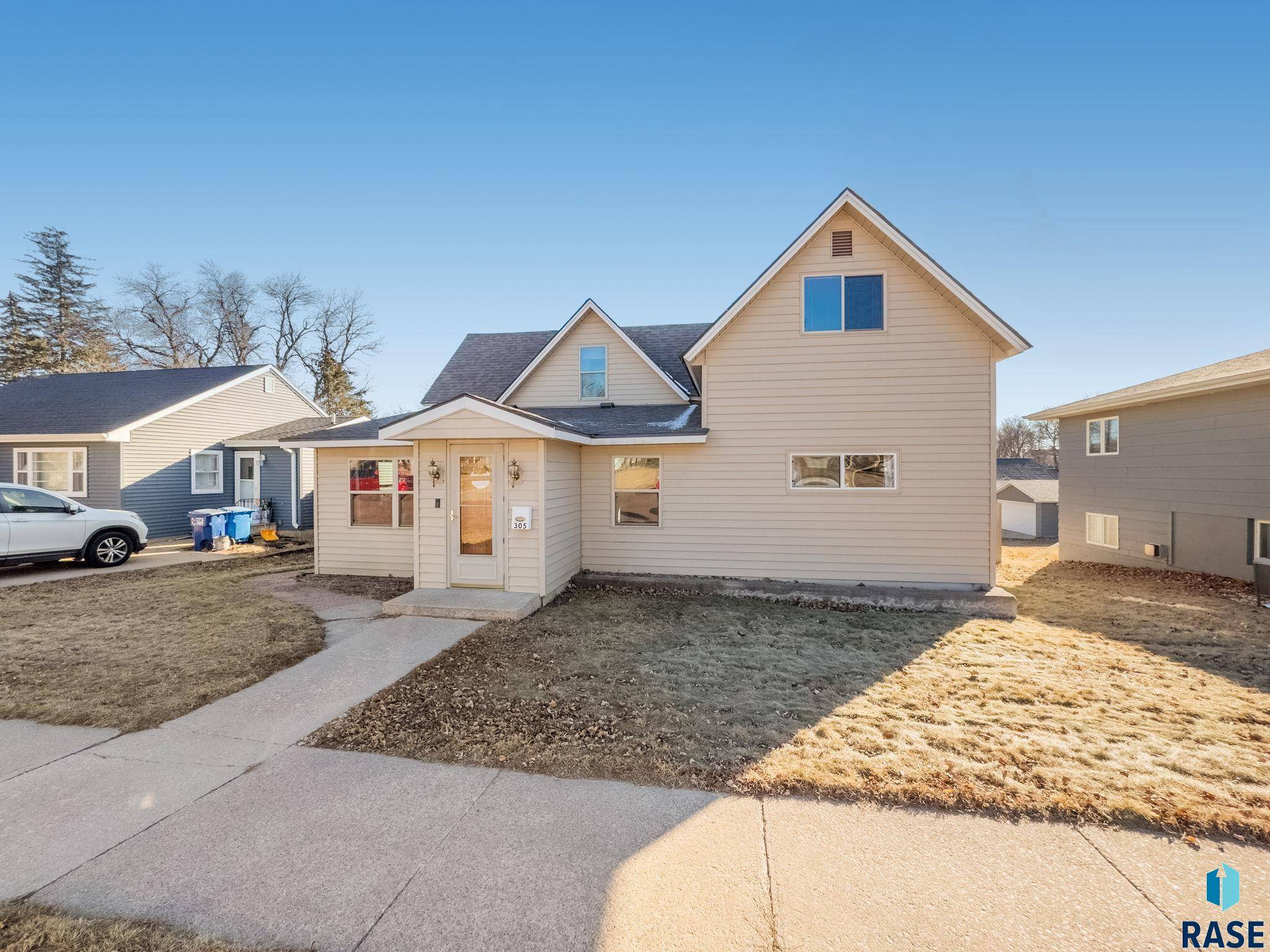 305 E 9th St, Dell Rapids, SD 57022
