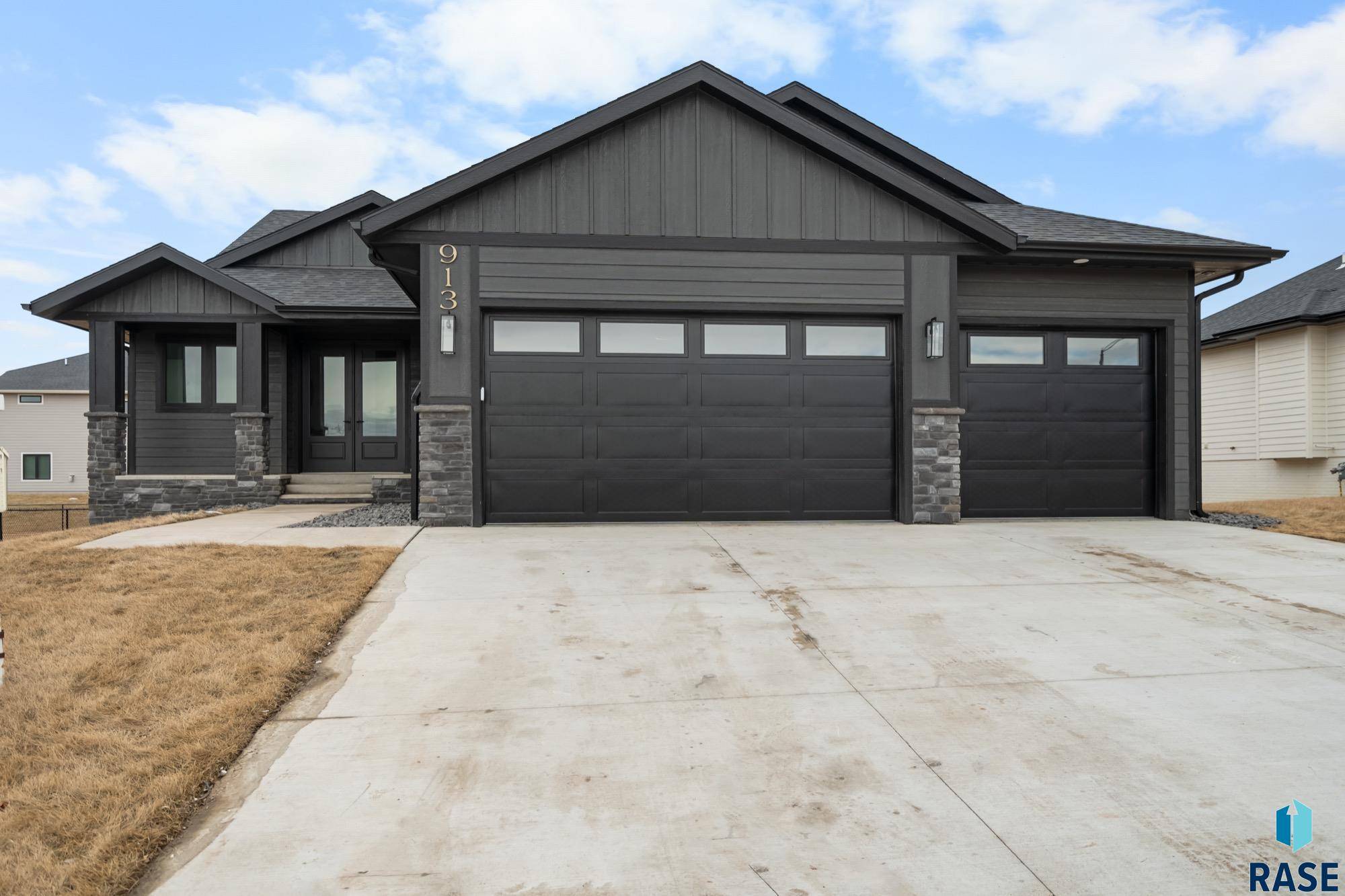Sioux Falls, SD 57110,913 N Sylvan Dr