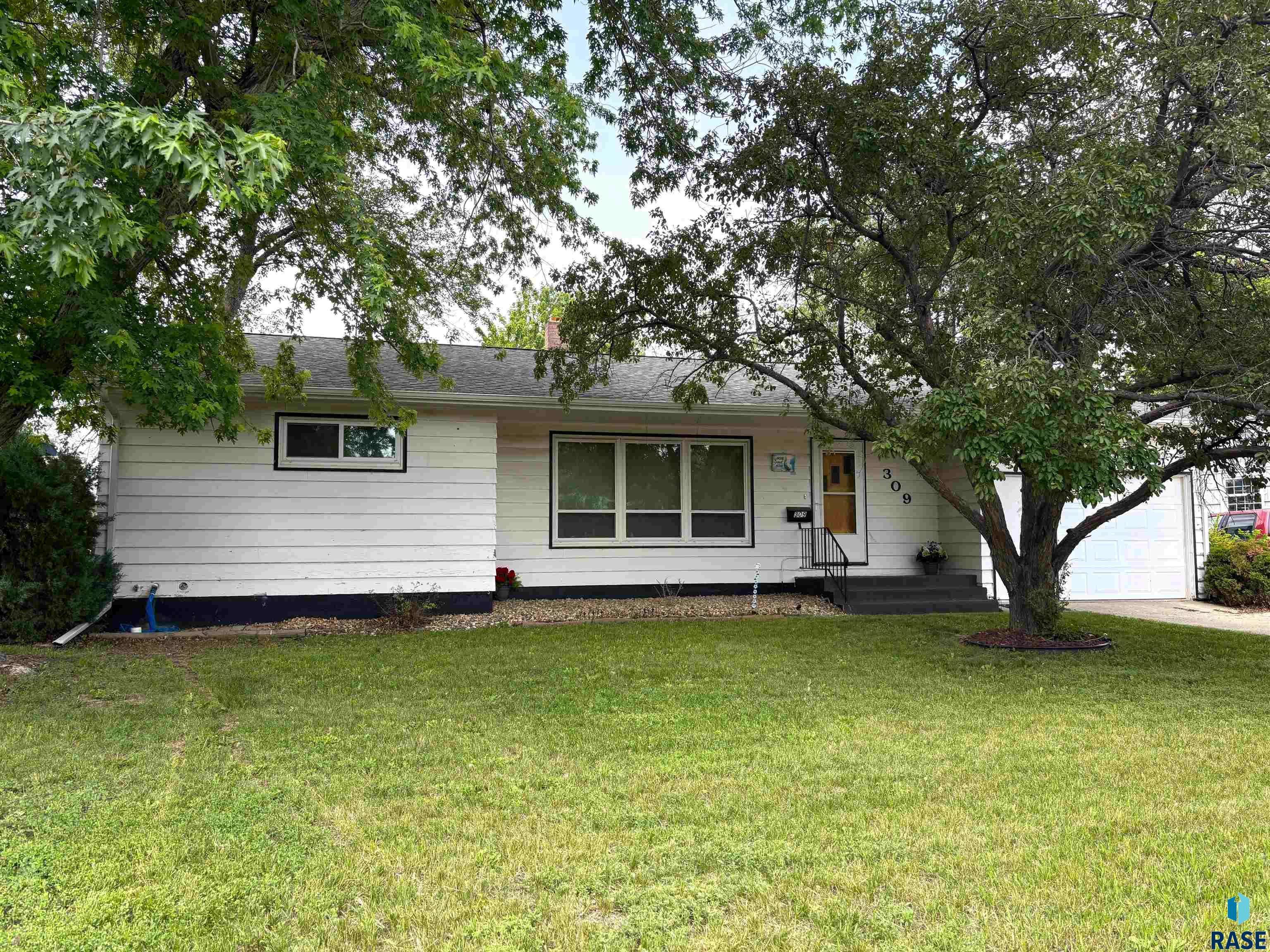 309 E 8th St, Miller, SD 57362
