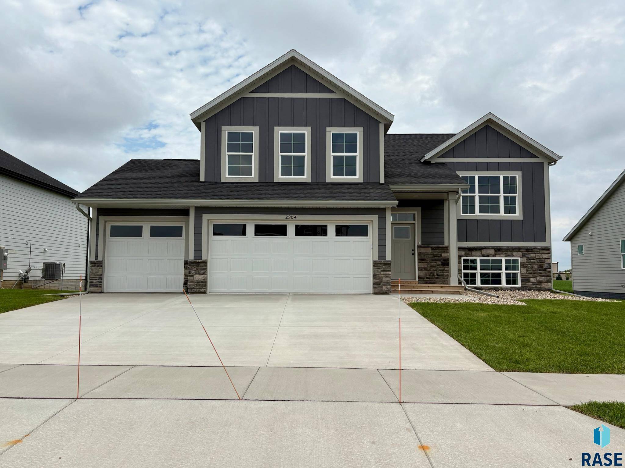 2904 S Copper Creek Ave, Sioux Falls, SD 57110