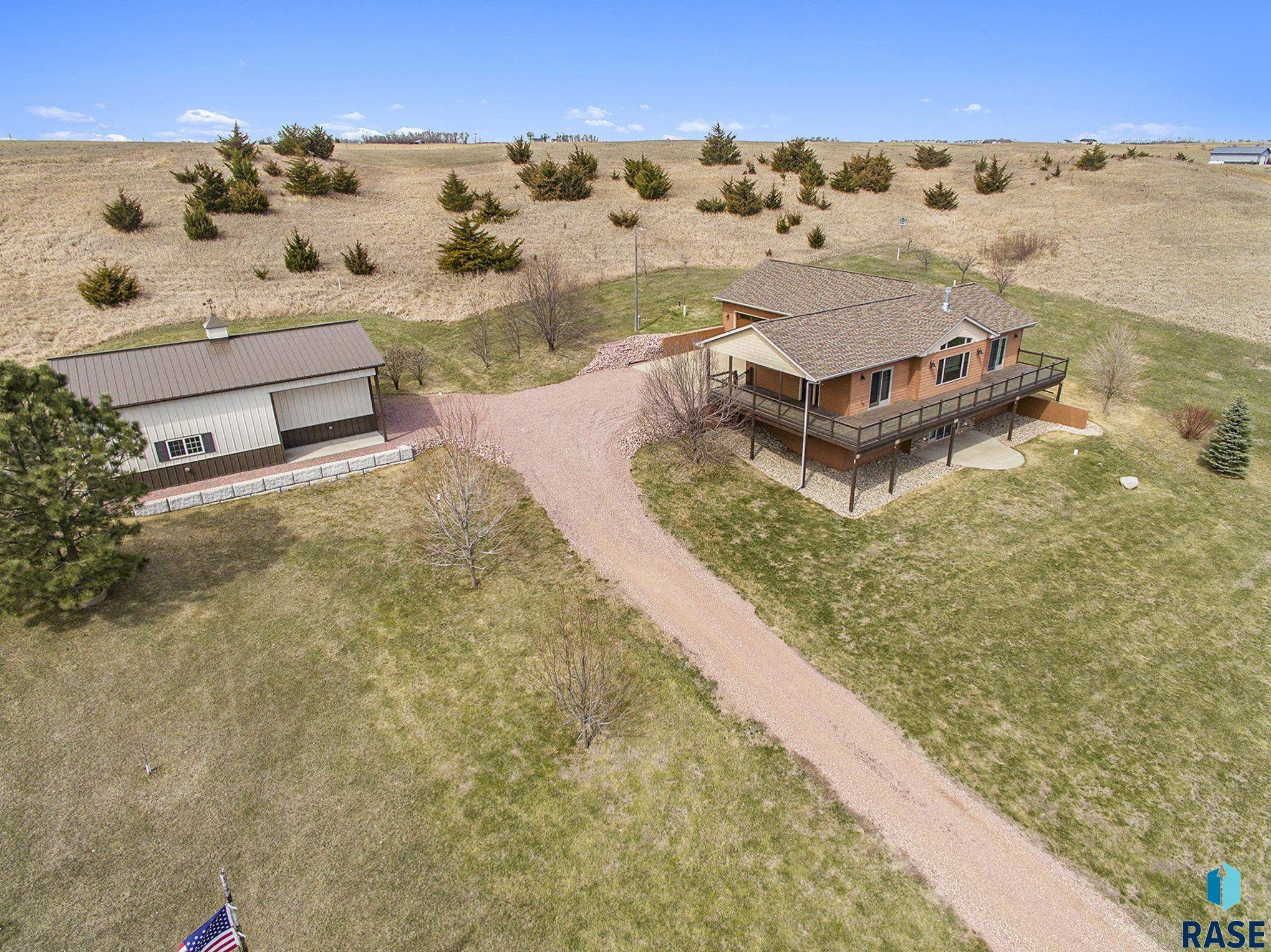 26017 Hideaway Pl, Canistota, SD 57012