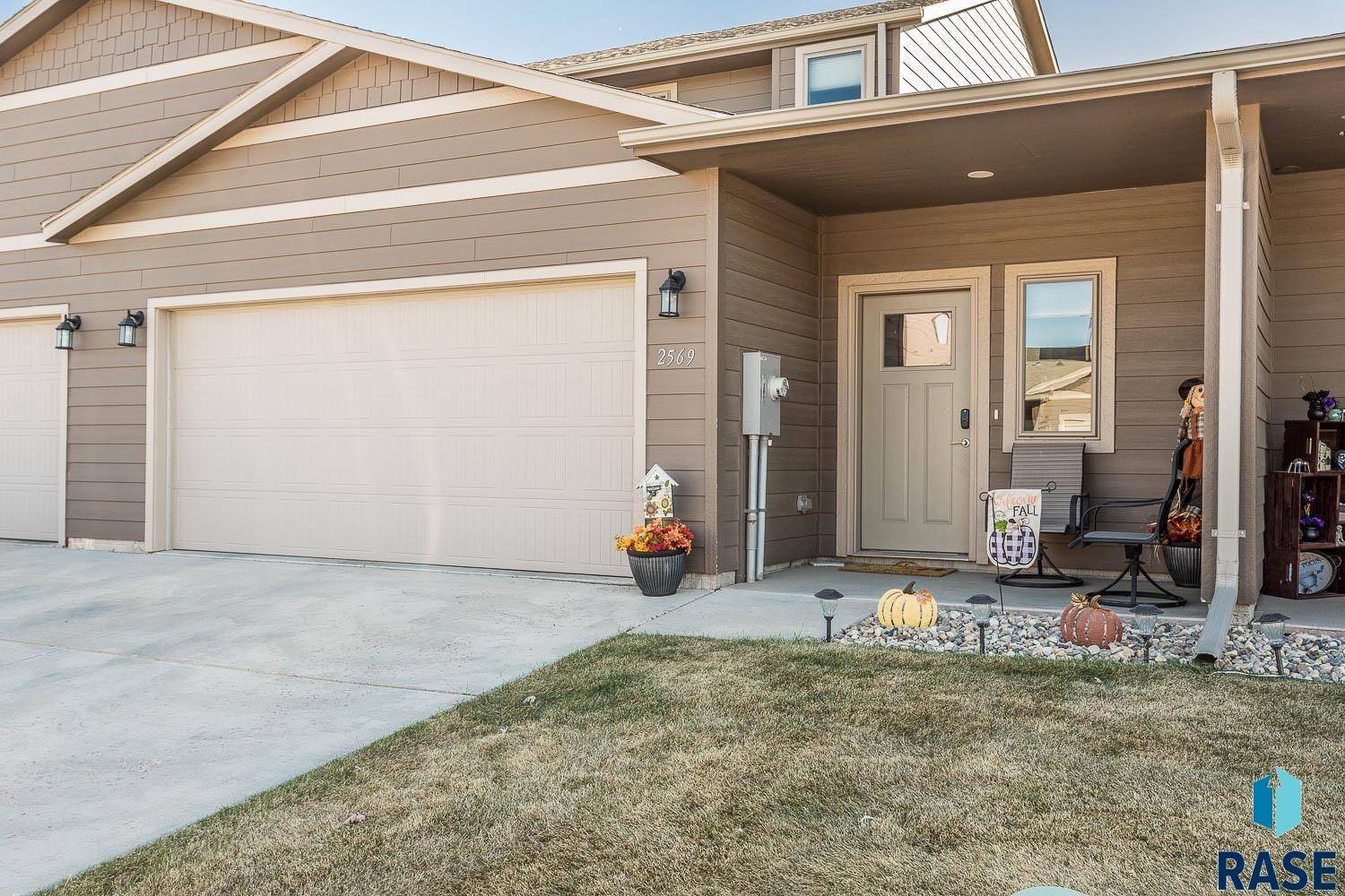 2569 E Meadowside Pl, Sioux Falls, SD 57108