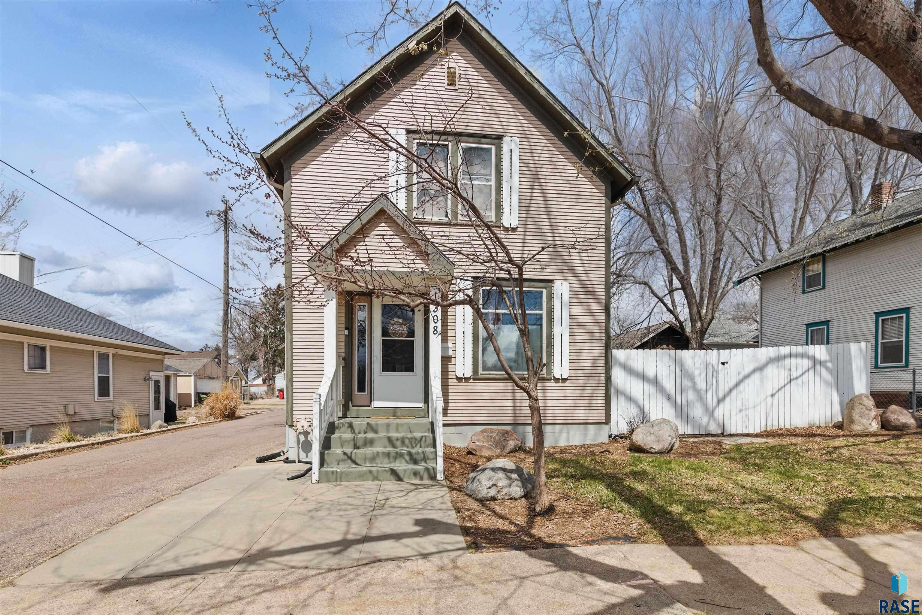 1308 W 10th St, Sioux Falls, SD 57104