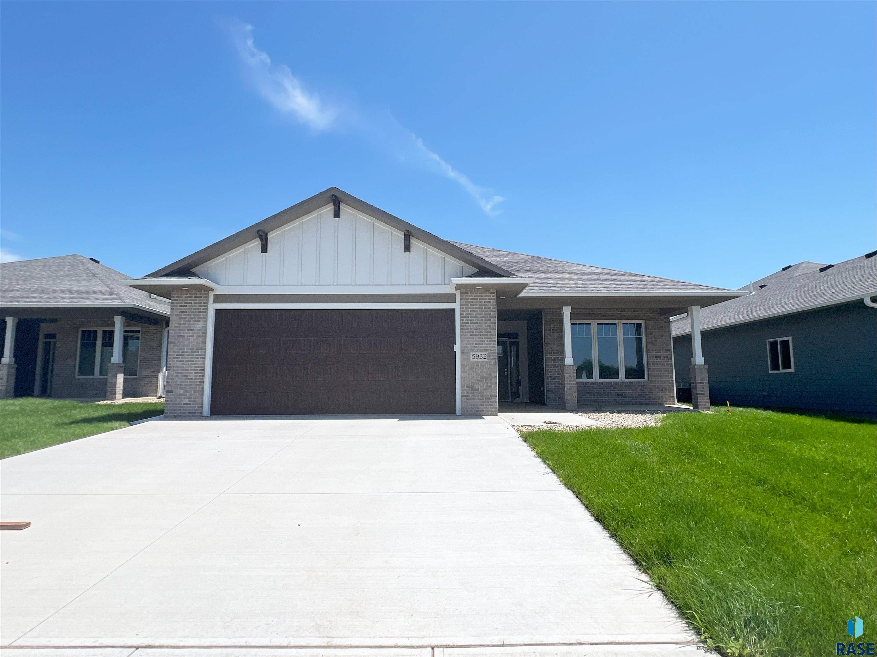 5932 S Spirea Ave, Sioux Falls, SD 57108