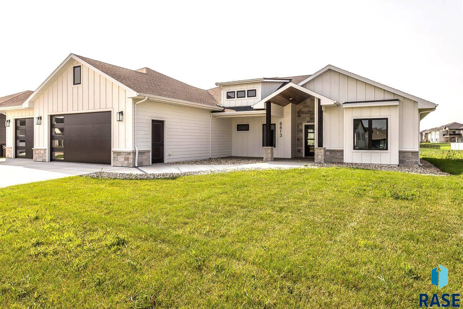 6613 E Corsair Dr, Sioux Falls, SD 57110
