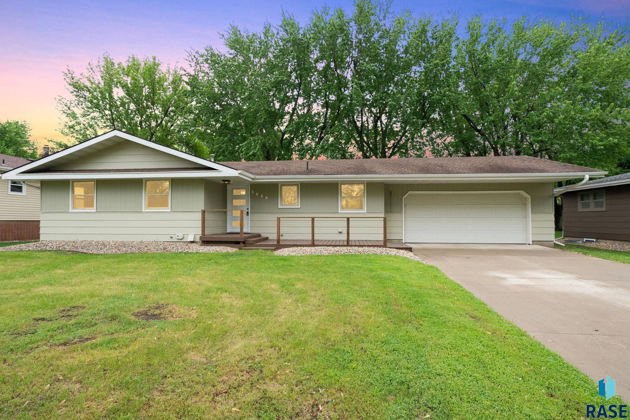 1912 E Sylvan Cir,  Brandon,  SD 57005