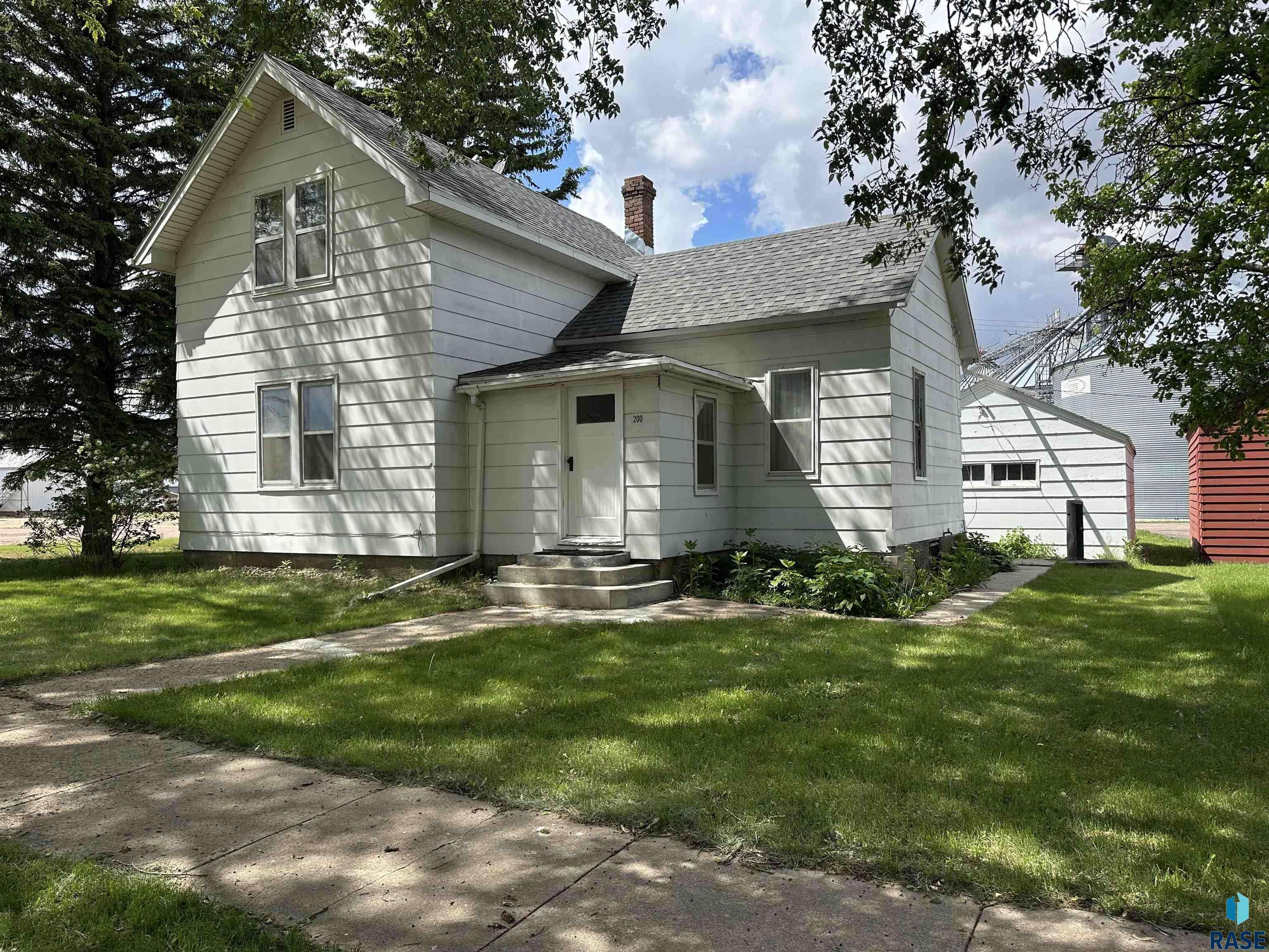 200 E 2nd St, Freeman, SD 57029