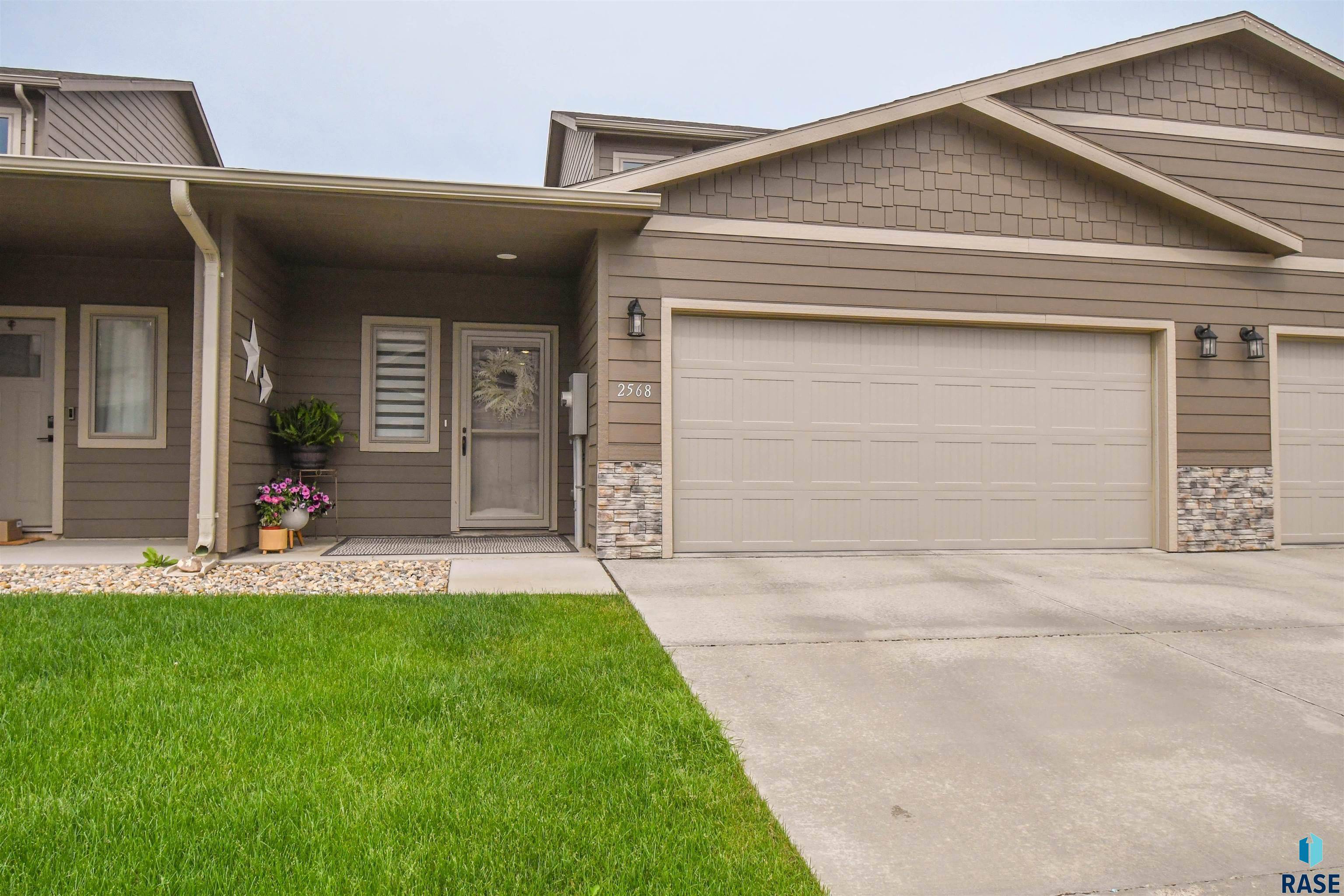 2568 E Meadowside Pl, Sioux Falls, SD 57108-3706