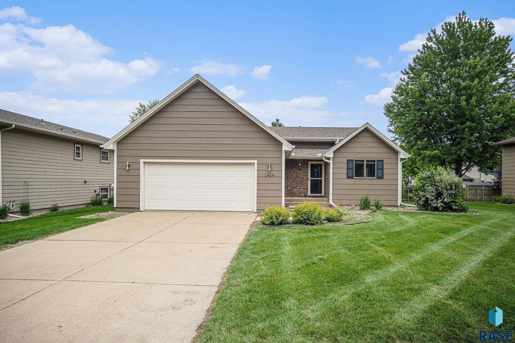 2404 S Oxford Cir, Sioux Falls, SD 57106