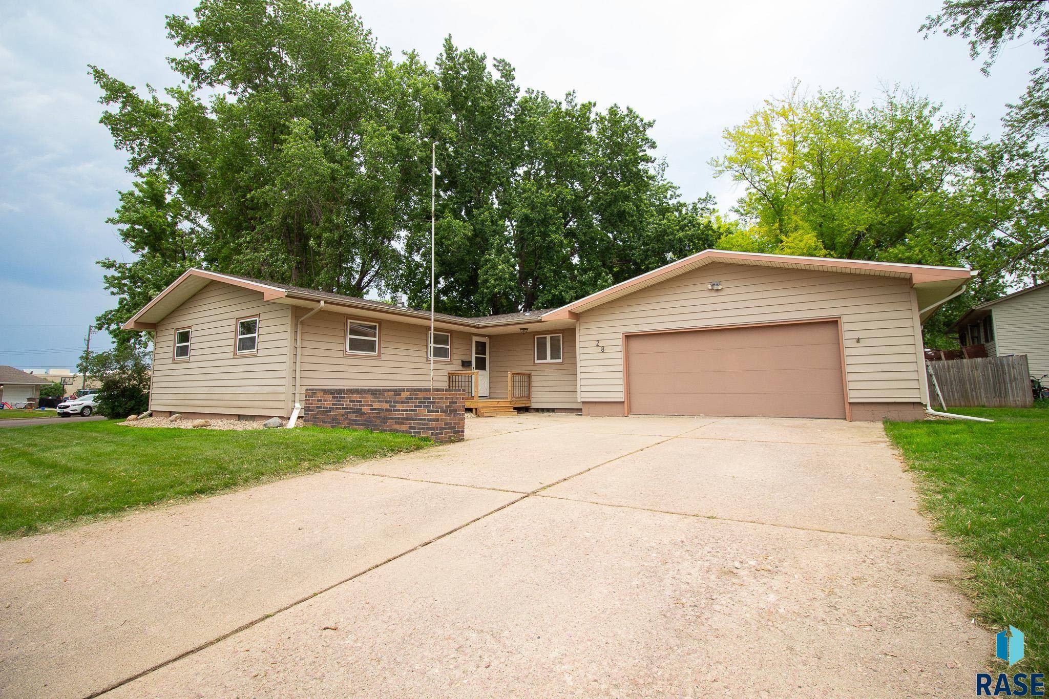 28 Park Ln, Canton, SD 57103
