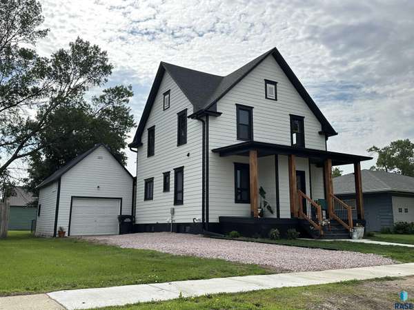 406 S High St, Menno, SD 57045