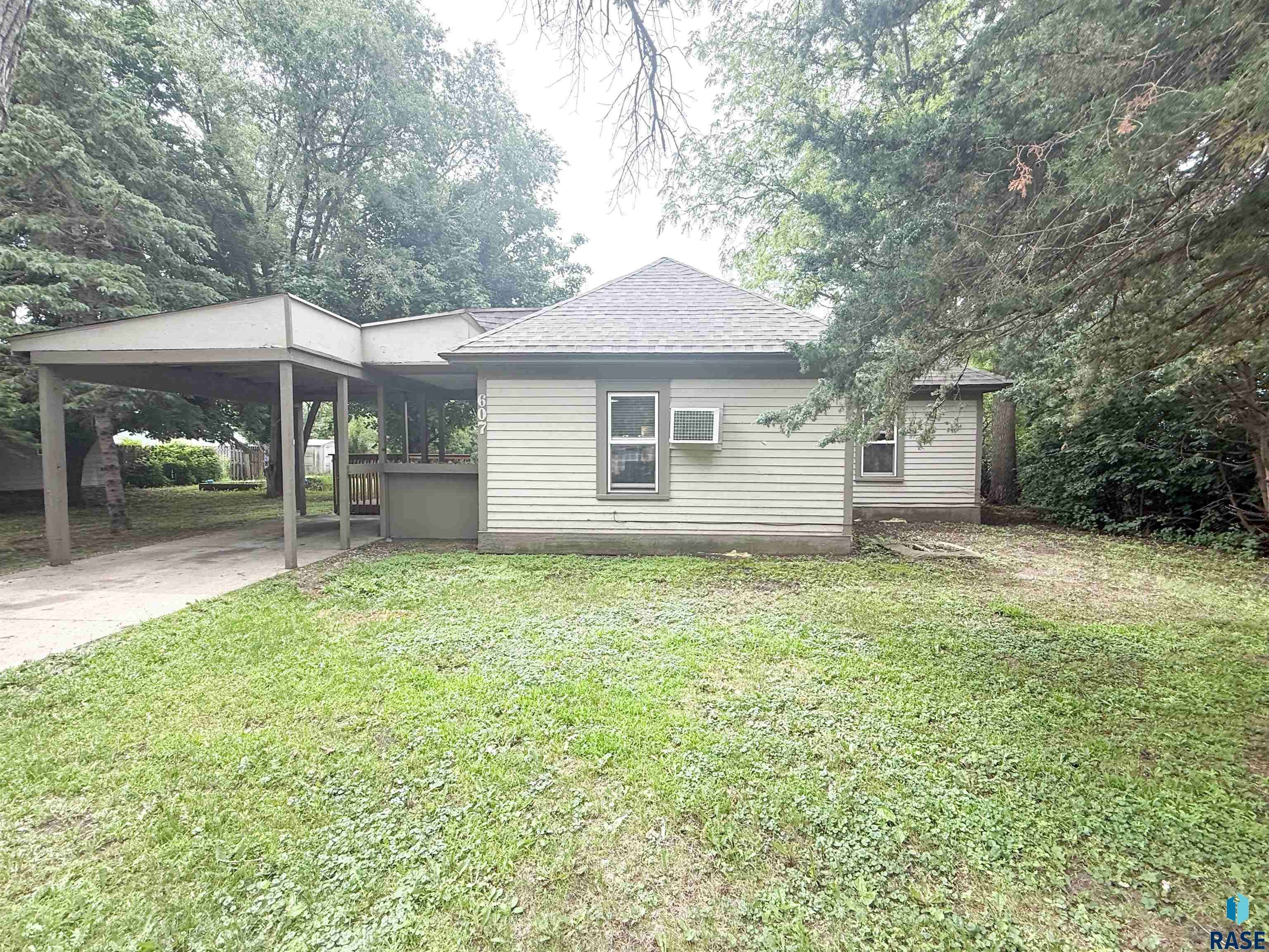 607 NE 4th St, Madison, SD 57042