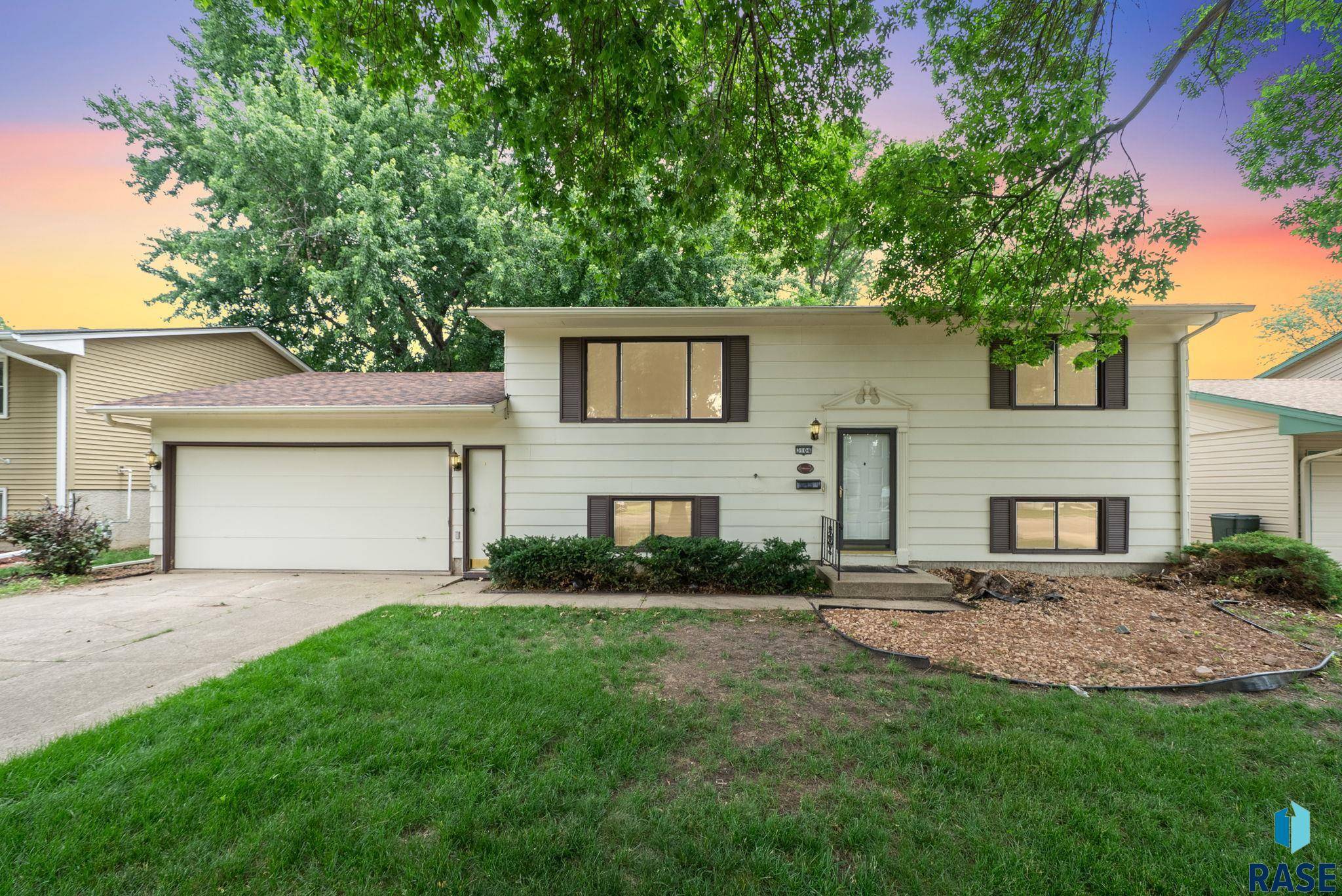 3104 S Hawthorne Ave, Sioux Falls, SD 57105